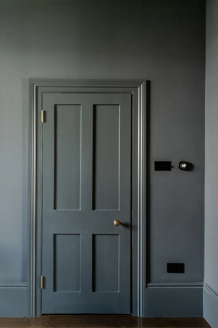 Современный интерьер викторианской квартиры в Лондоне с зелёной гостиной - Gallery image 9