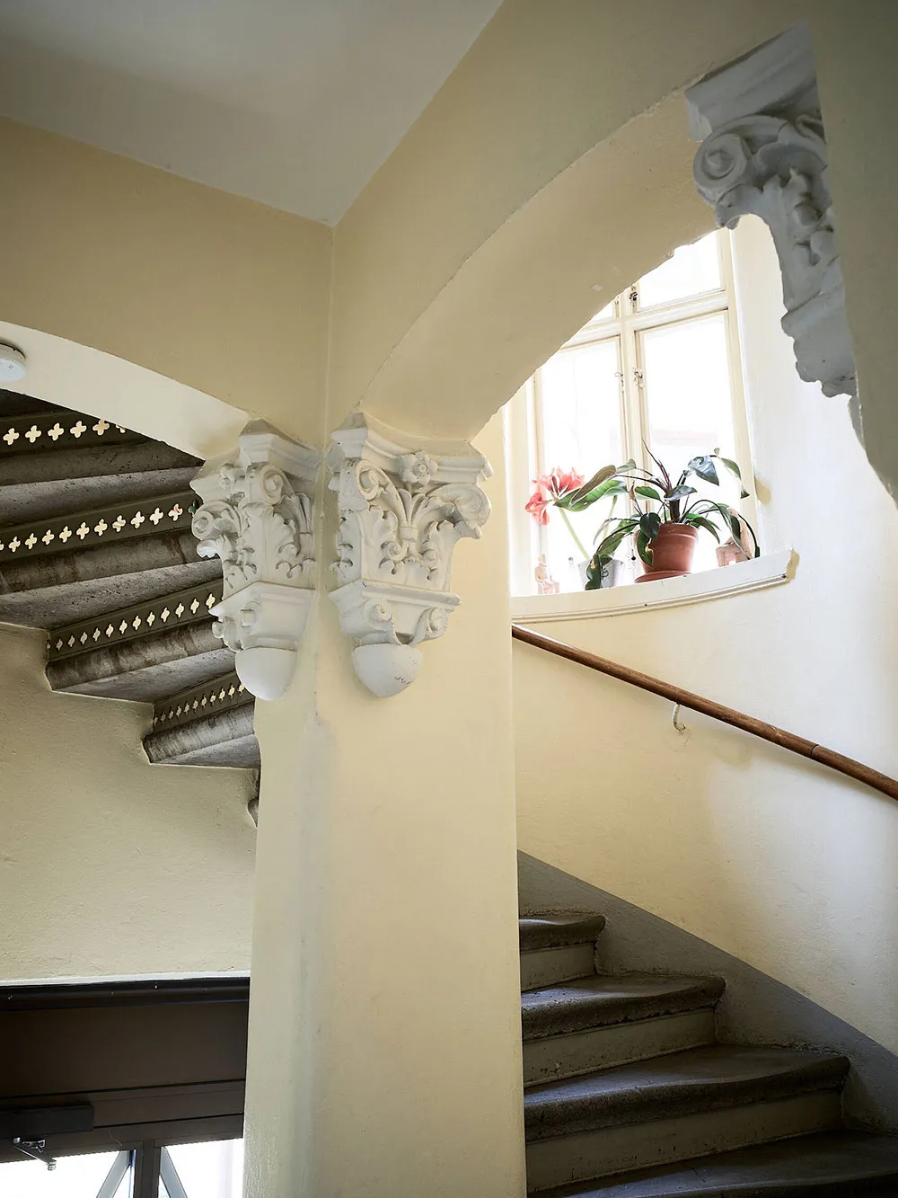 Petite mais charmante deux pièces avec tapis blanc et cuisine sombre (43 m²) - Gallery image 19