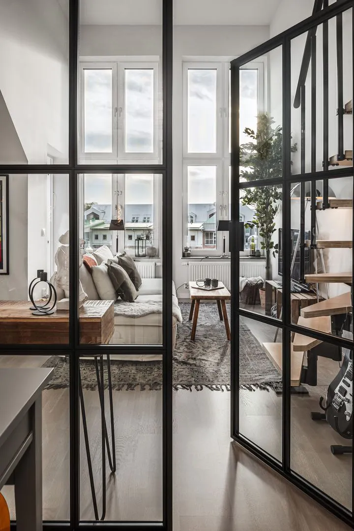 Kleiner schwarz-weißer Loft mit Attika in Schweden (41 qm) - Gallery image 18