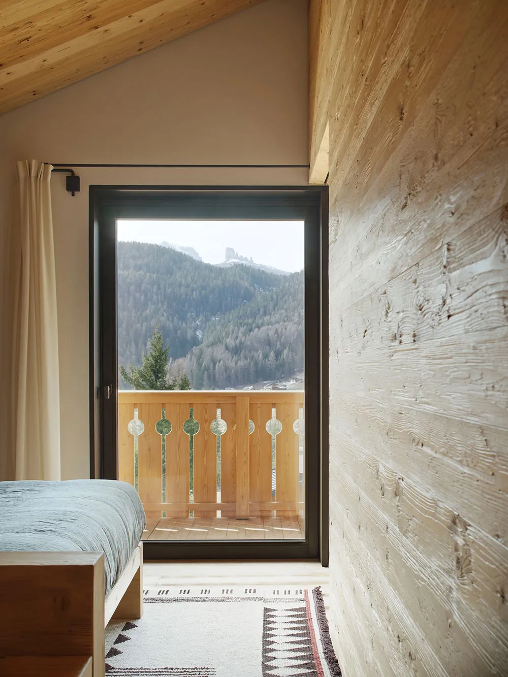 Ciepła elegancja w designie mieszkania w Włoskich Alpach - Gallery image 17