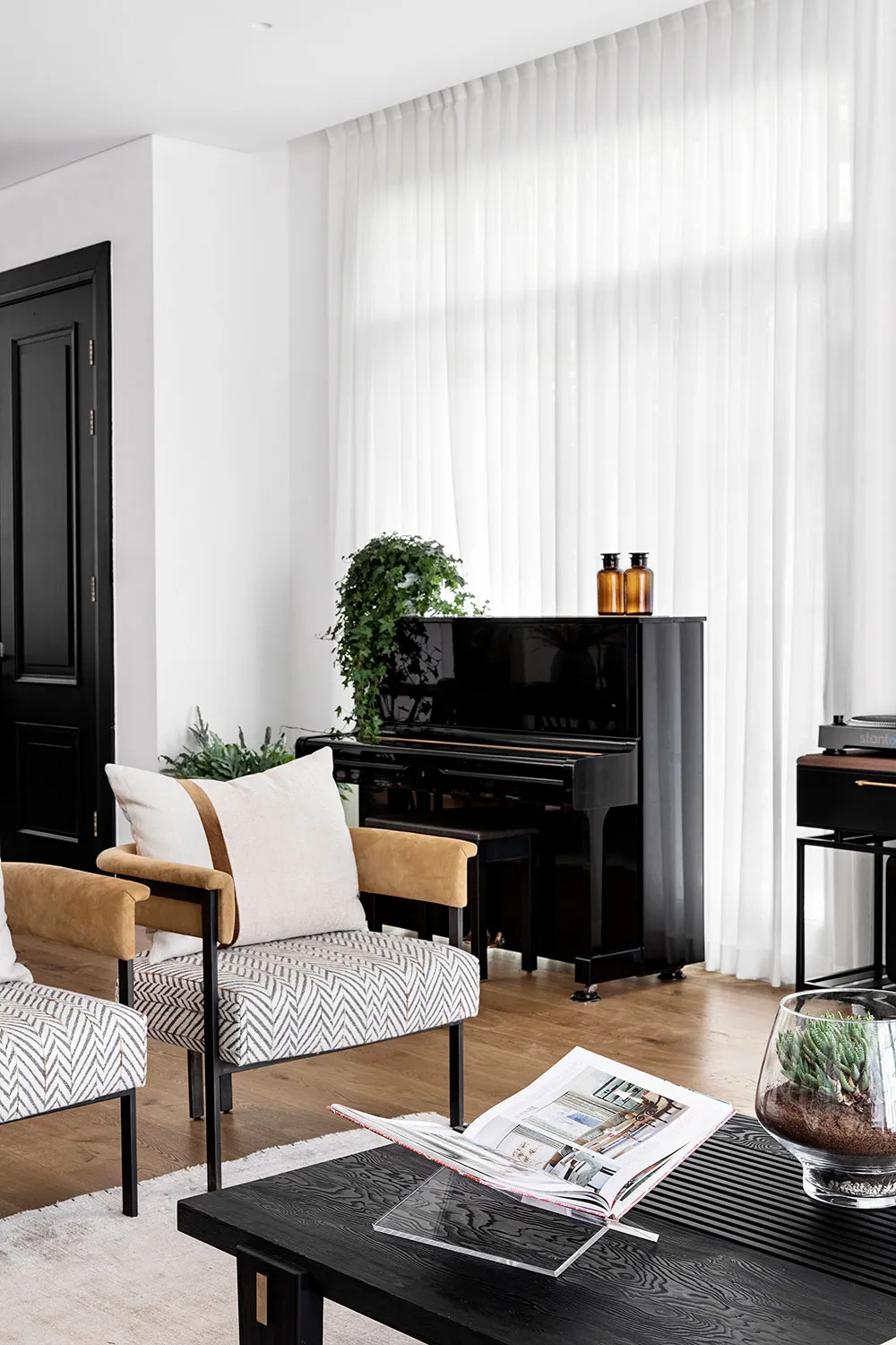 Красивий чорно-білий інтер'єр в Ізраїлі - Gallery image 20