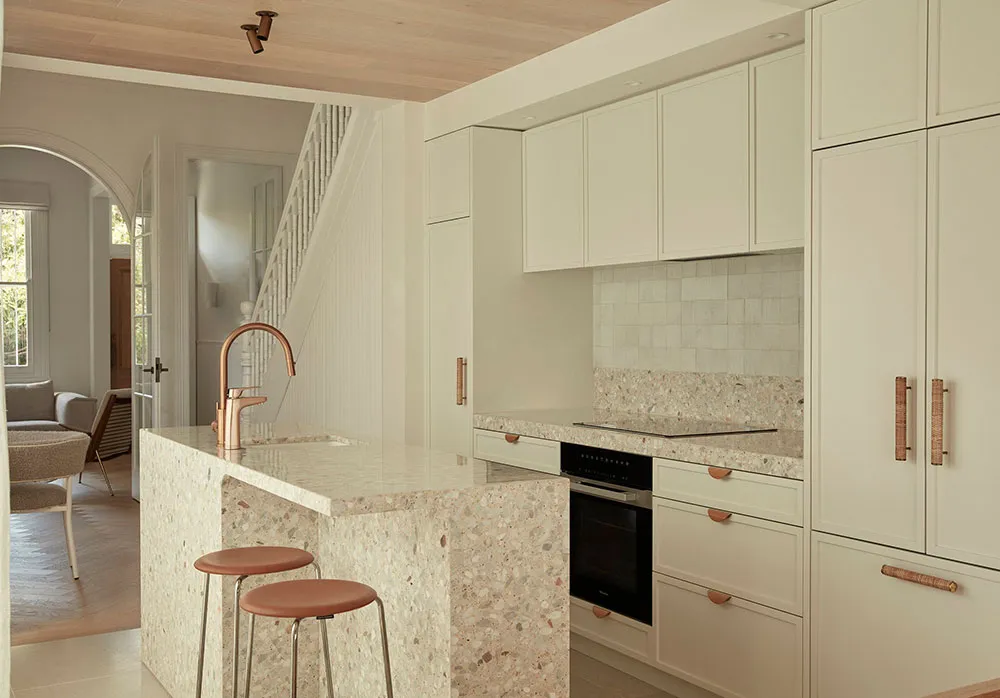 Небольшой белый домик с мягкими и располагающими интерьерами в Сиднее - Gallery image 7