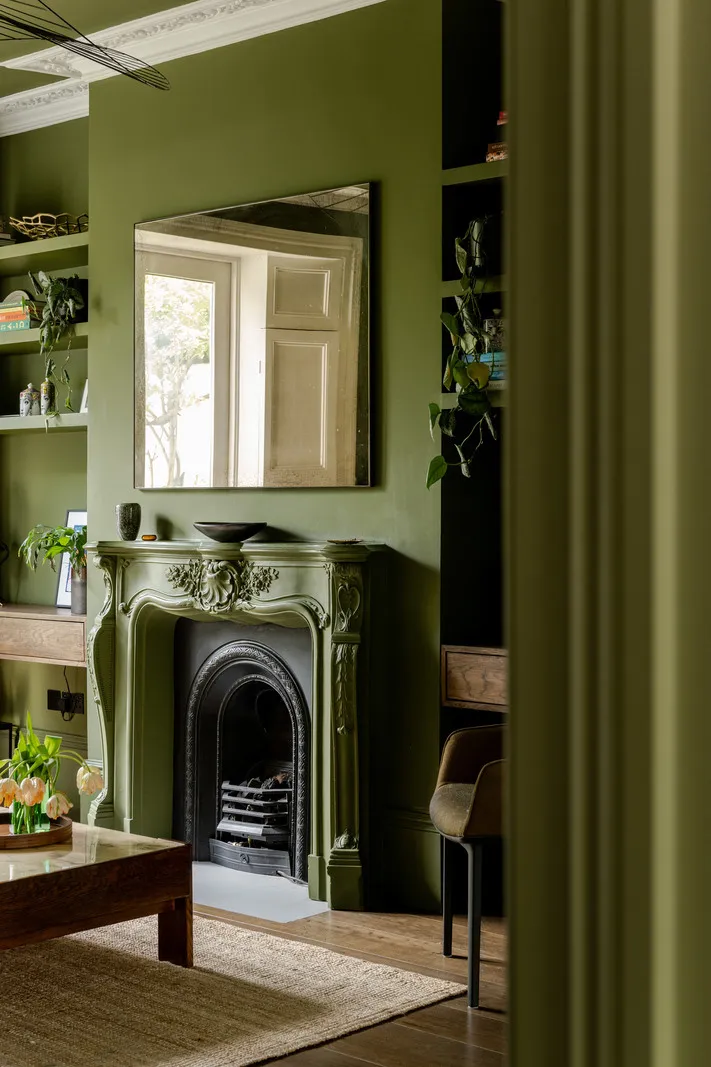 Современный интерьер викторианской квартиры в Лондоне с зелёной гостиной - Gallery image 1