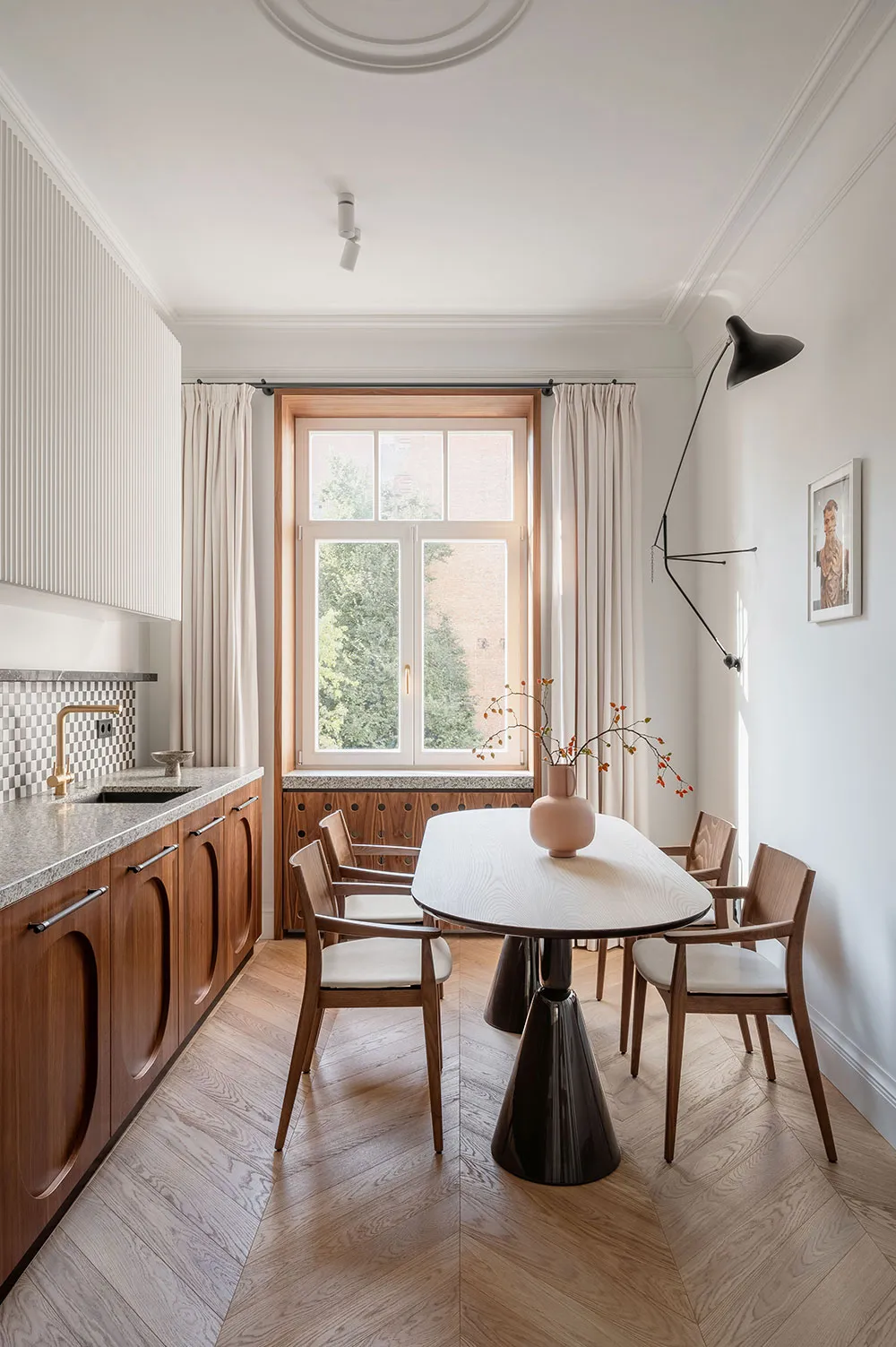 キーウに住む若い家族向けの、柔らかな雰囲気のモダンなインテリア - Gallery image 13