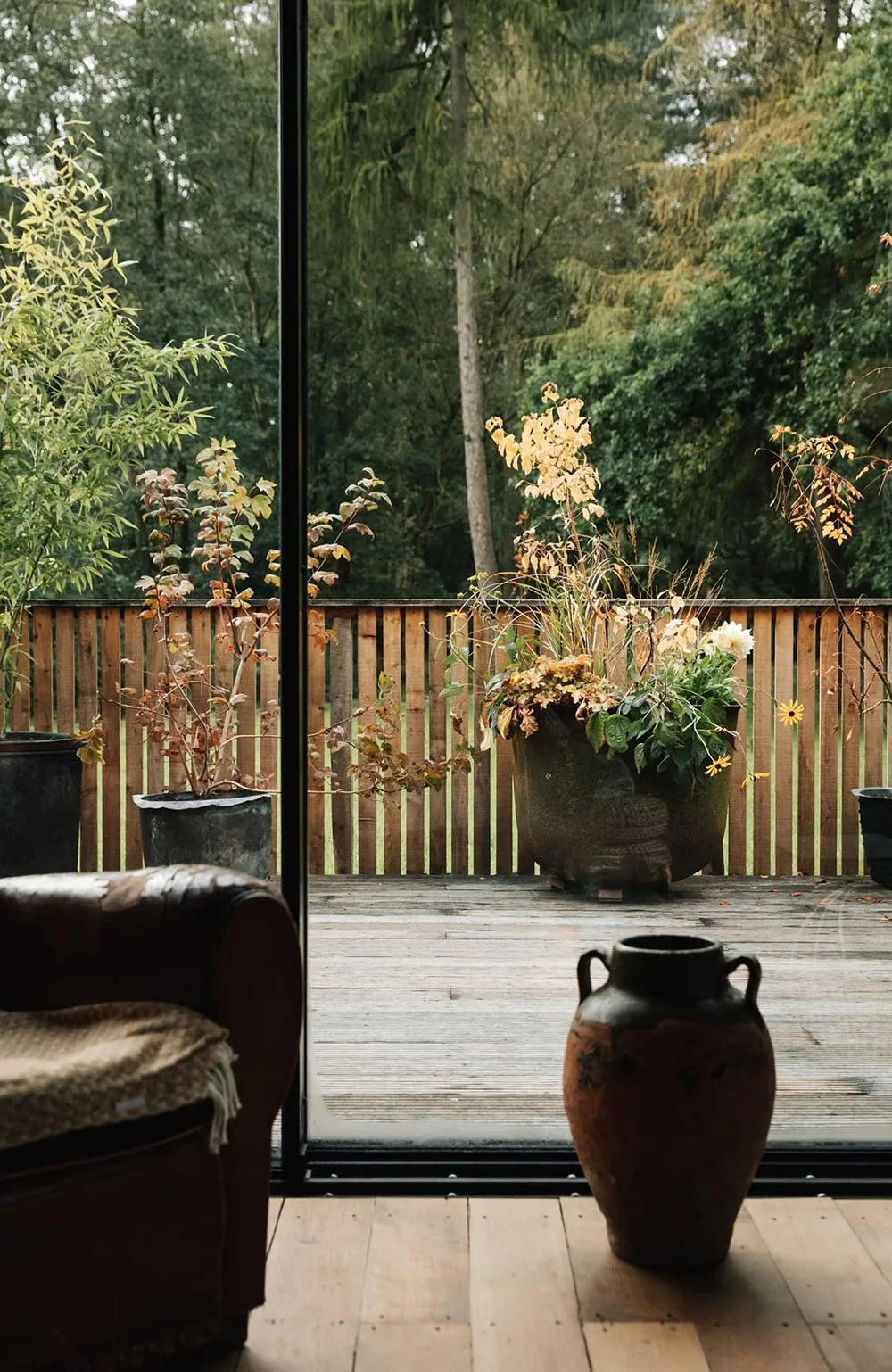 Полностью деревянный коттедж с видом на озеро в Англии - Gallery image 10