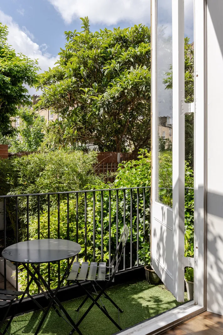 Современный интерьер викторианской квартиры в Лондоне с зелёной гостиной - Gallery image 4