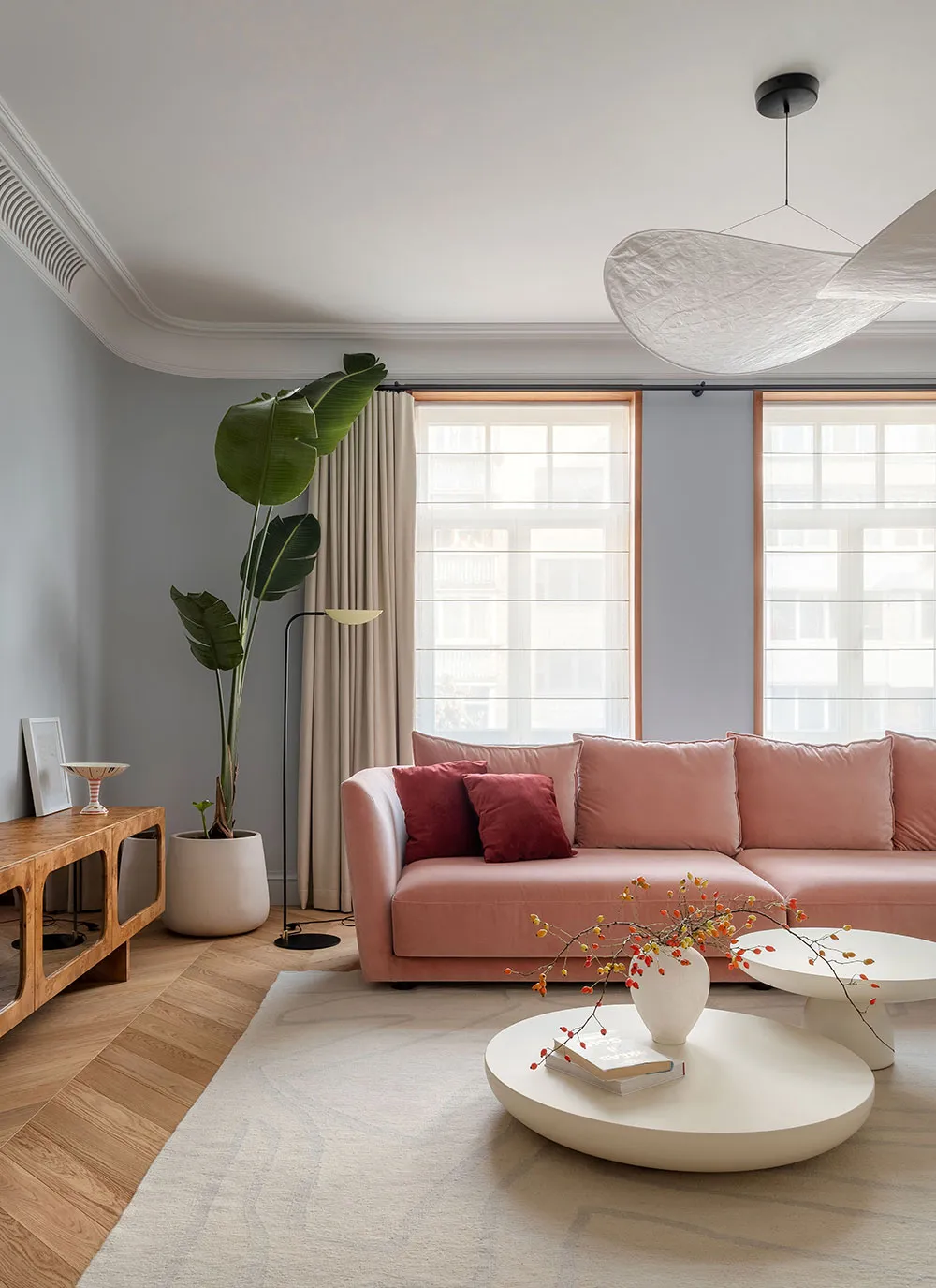 キーウに住む若い家族向けの、柔らかな雰囲気のモダンなインテリア - Gallery image 6