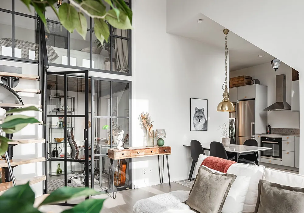 Kleiner schwarz-weißer Loft mit Attika in Schweden (41 qm) - Gallery image 1