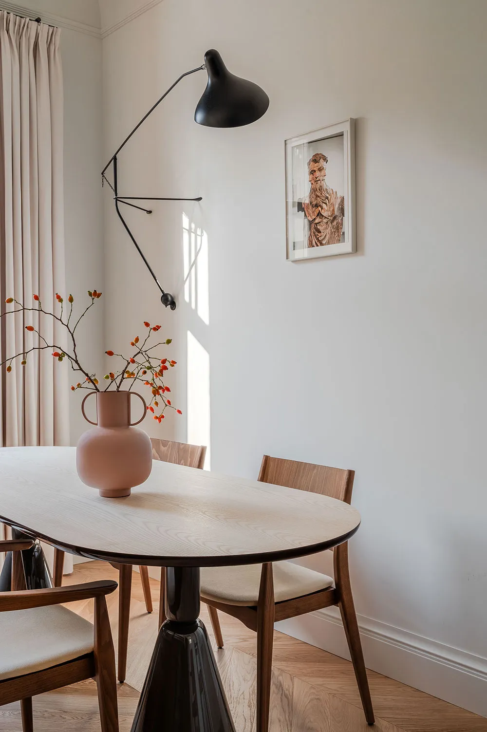 キーウに住む若い家族向けの、柔らかな雰囲気のモダンなインテリア - Gallery image 16