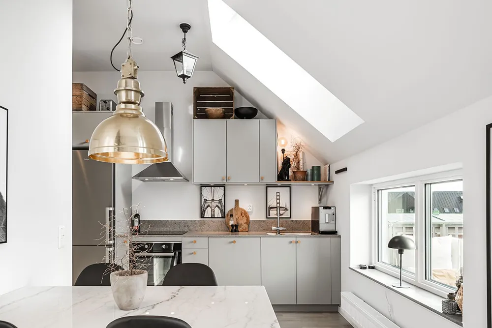 Kleiner schwarz-weißer Loft mit Attika in Schweden (41 qm) - Gallery image 6