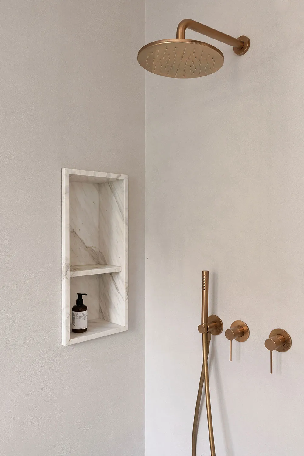 キーウに住む若い家族向けの、柔らかな雰囲気のモダンなインテリア - Gallery image 21