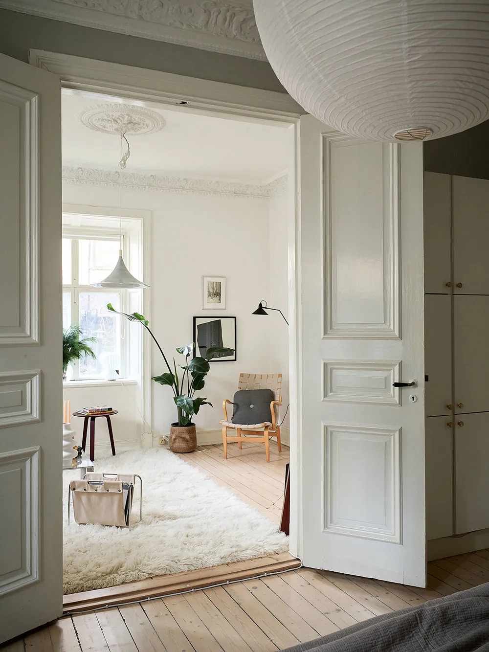 Petite mais charmante deux pièces avec tapis blanc et cuisine sombre (43 m²) - Gallery image 9