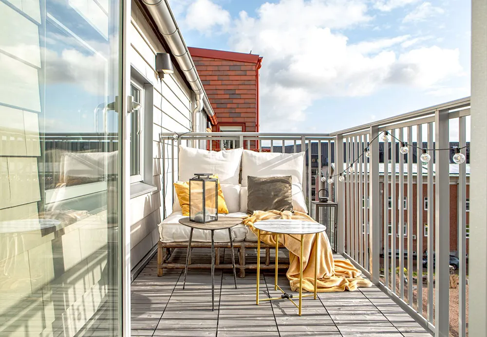 Kleiner schwarz-weißer Loft mit Attika in Schweden (41 qm) - Gallery image 11