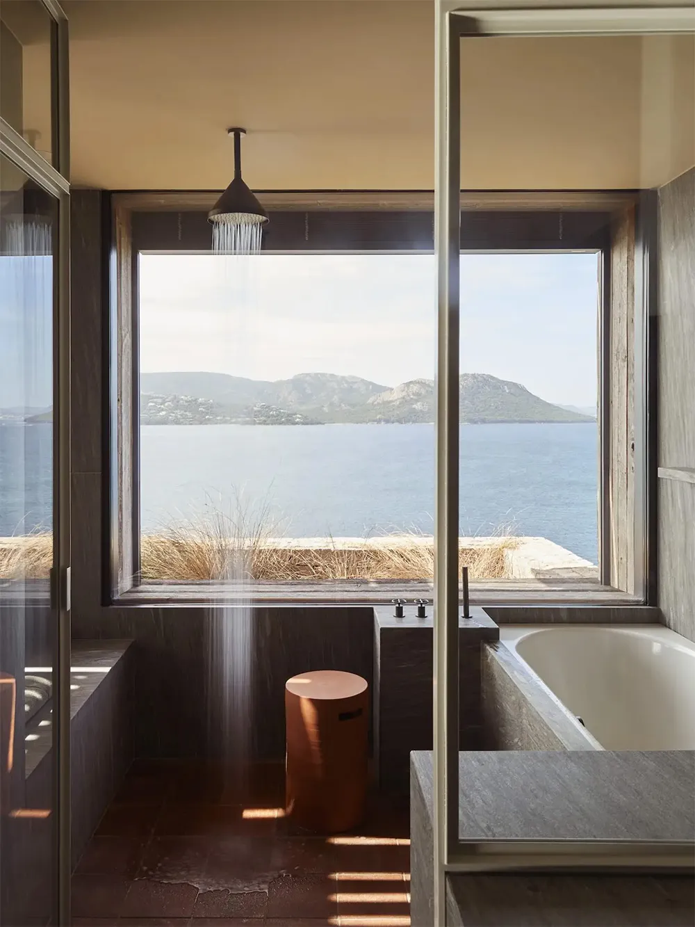 Green sofa and other vibrant details: beach house on Corsica - Gallery image 10