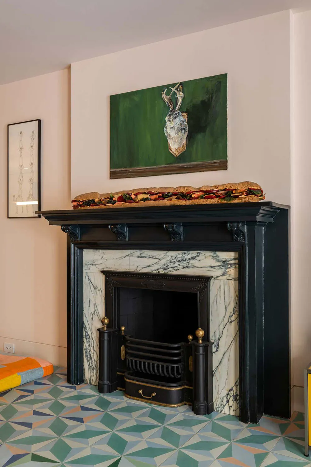 ब्रुकलिन में एक पुनर्संवर्धित ब्राउनस्टोन के अंदरूनी हिस्से में जीवंत रंग एवं पैटर्न
(Vibrant colors and patterns in the interior of a restored brownstone in Brooklyn) - Gallery image 17