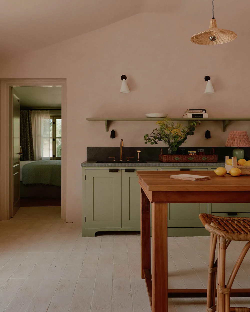 Hermosas tonalidades suaves en el interior de una villa histórica en Toscana - Gallery image 4