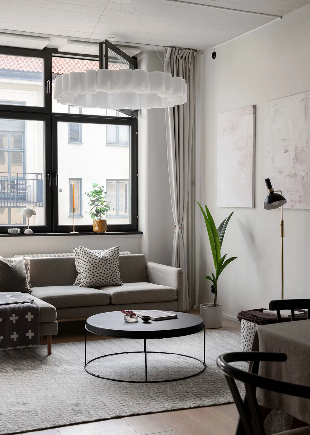 М’який монохромний інтер’єр скандинавського лофта (100 кв. м) - Gallery image 3