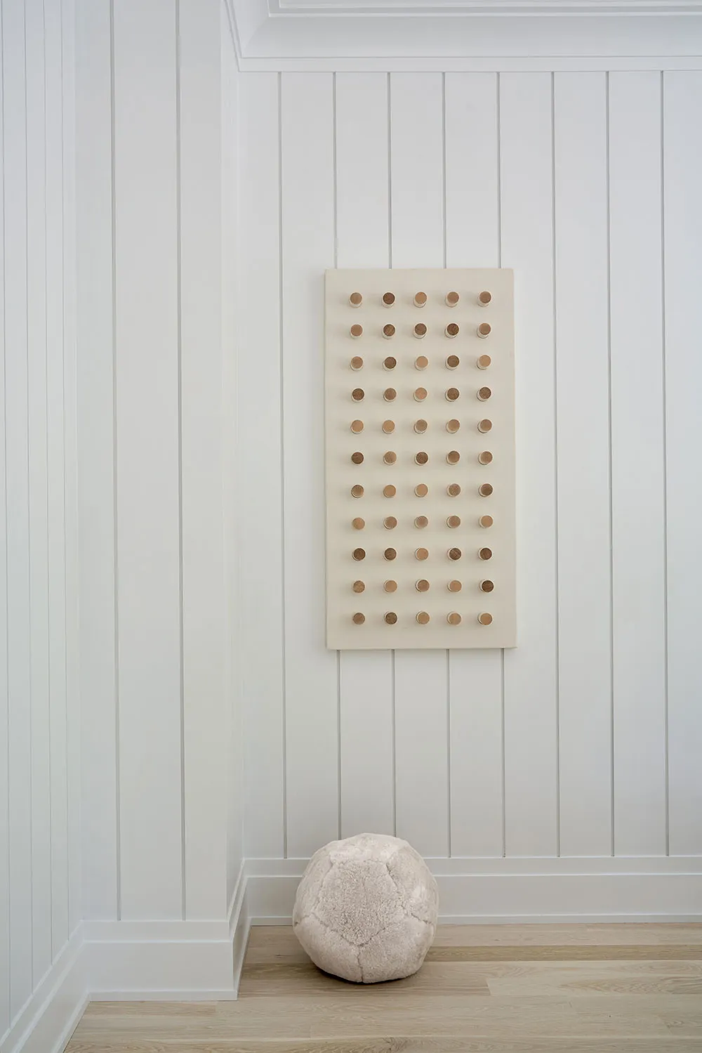 ロングアイランドにある、ナチュラルウッドのディテールが施されたエアリーで白いインテリア - Gallery image 8