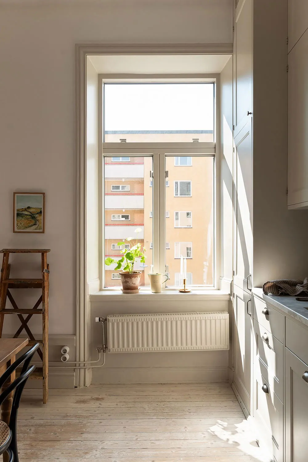 Décor chaleureux et planification ouverte : petite appartement dans un vieil immeuble (52 m²) - Gallery image 10