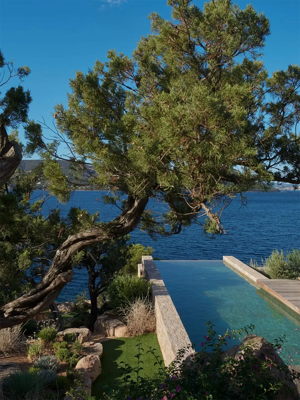 Green sofa and other vibrant details: beach house on Corsica - Gallery image 16