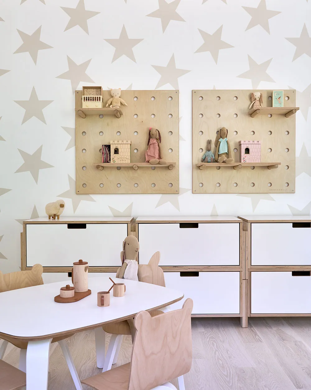 ロングアイランドにある、ナチュラルウッドのディテールが施されたエアリーで白いインテリア - Gallery image 19