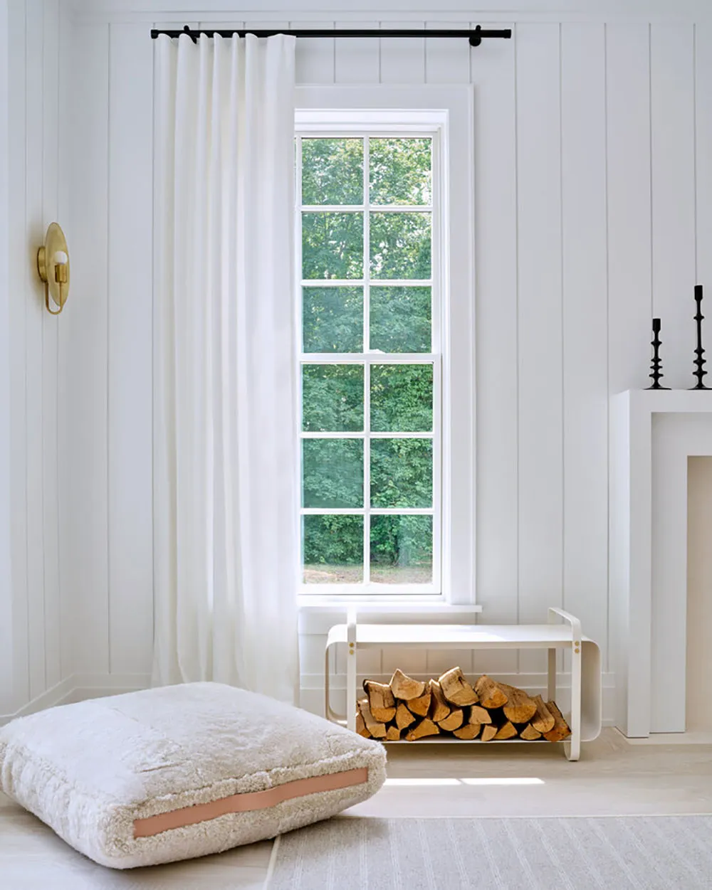 ロングアイランドにある、ナチュラルウッドのディテールが施されたエアリーで白いインテリア - Gallery image 7