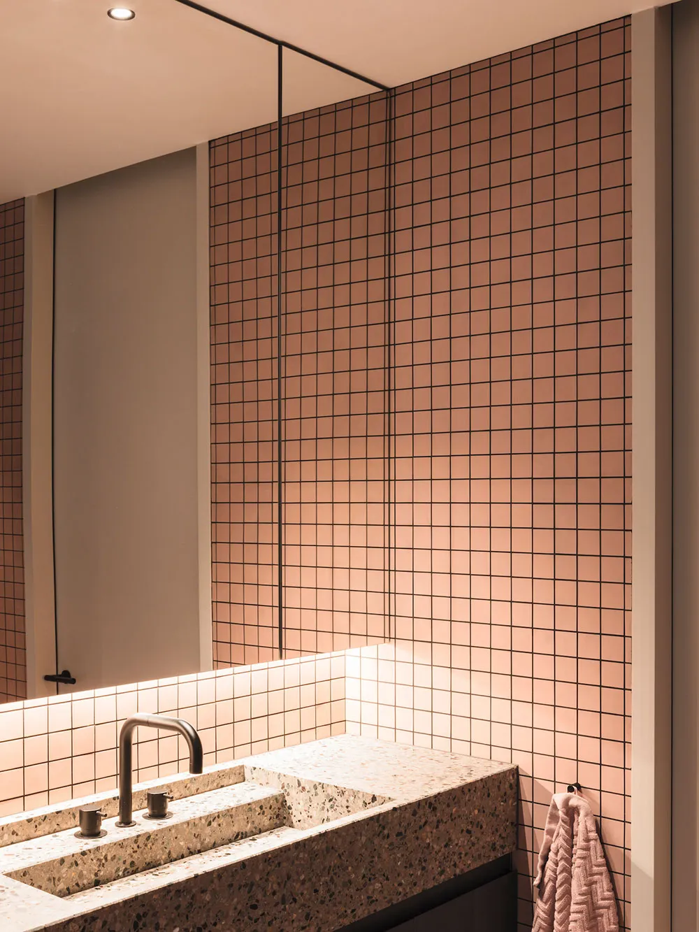 Minimalistisches Interior eines Hauses in Belgien mit stylischen schwarzen Akzenten - Gallery image 14