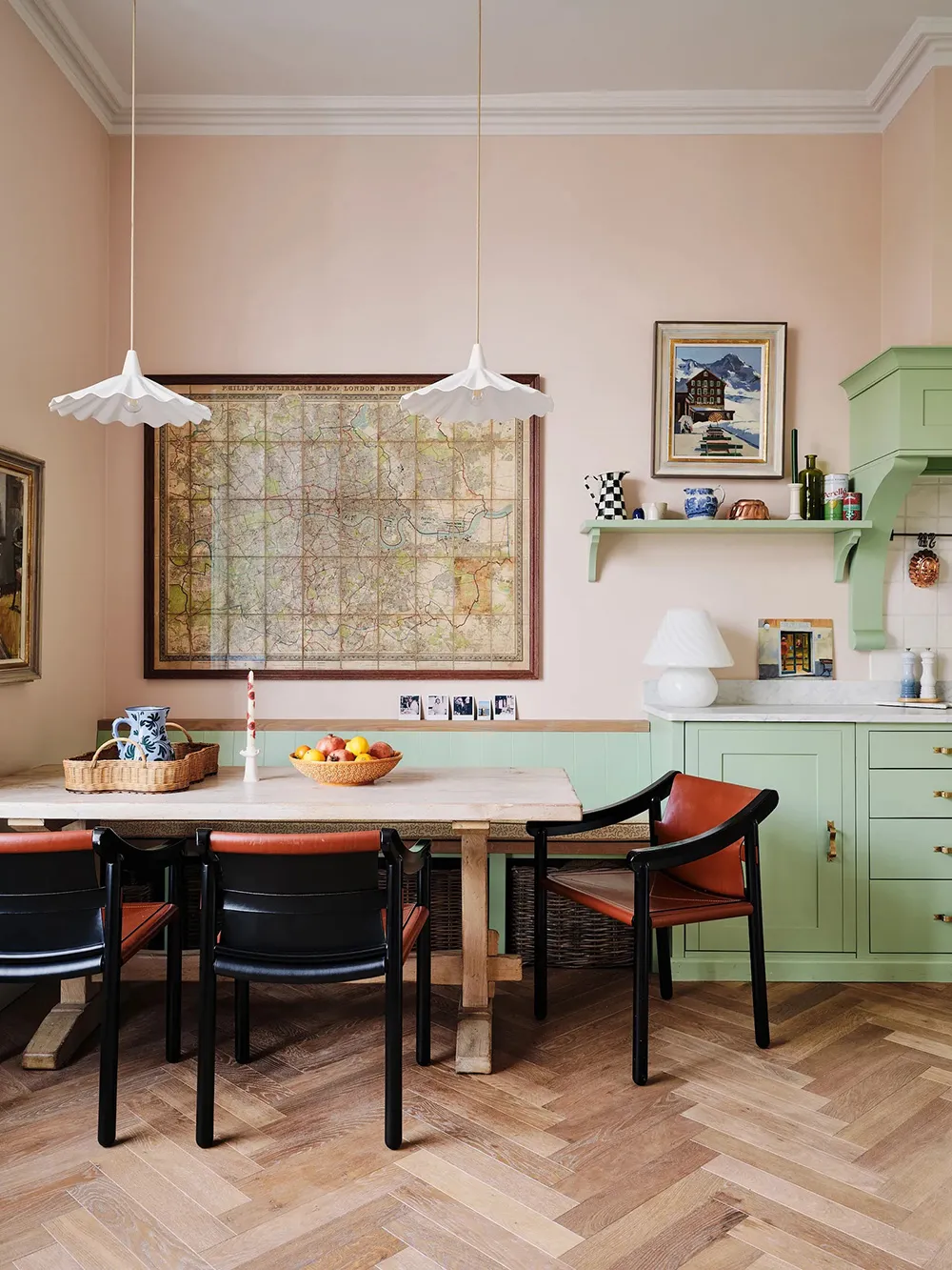 Interior vivo y colorido de una joven artista en Londres - Gallery image 1