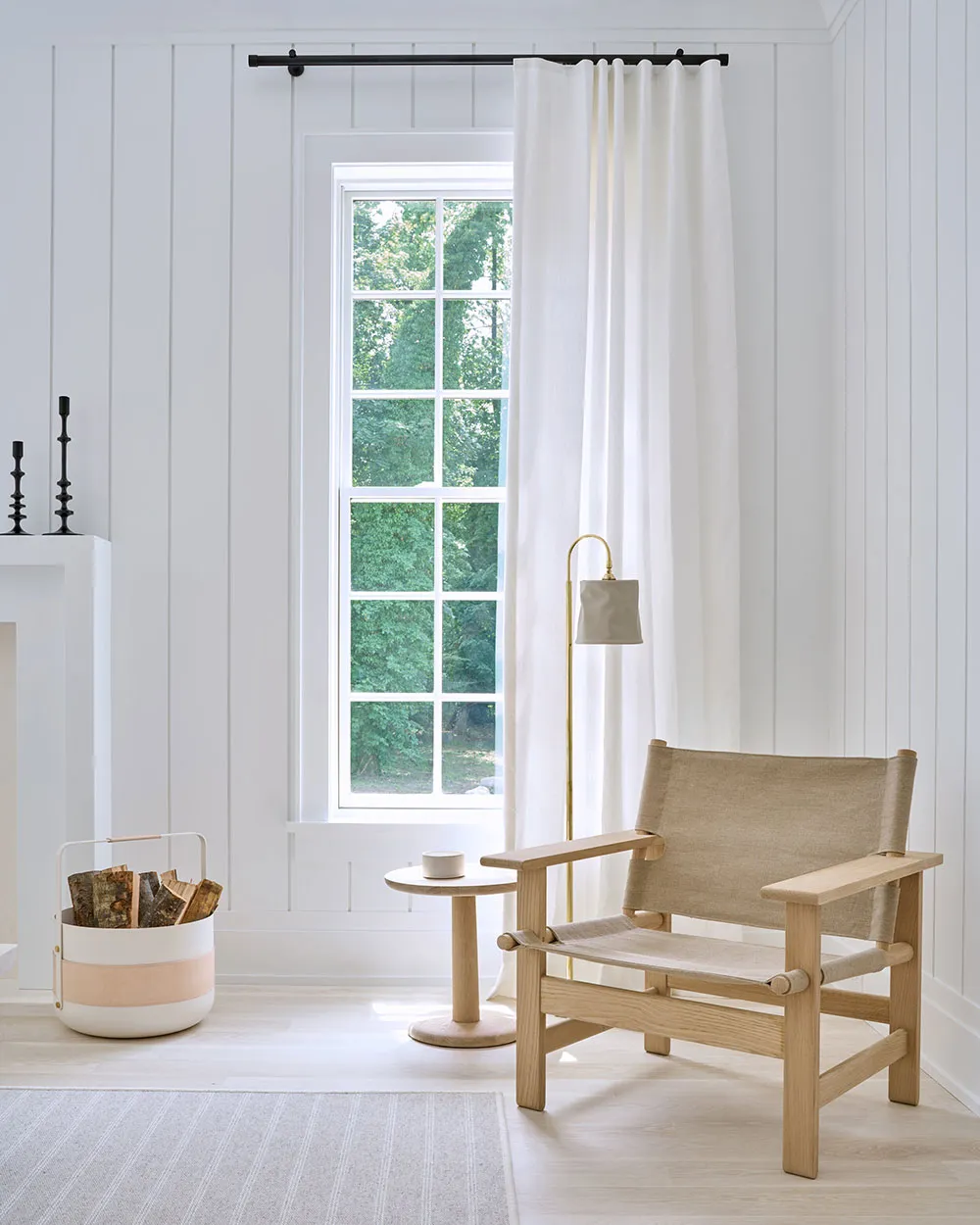 ロングアイランドにある、ナチュラルウッドのディテールが施されたエアリーで白いインテリア - Gallery image 6