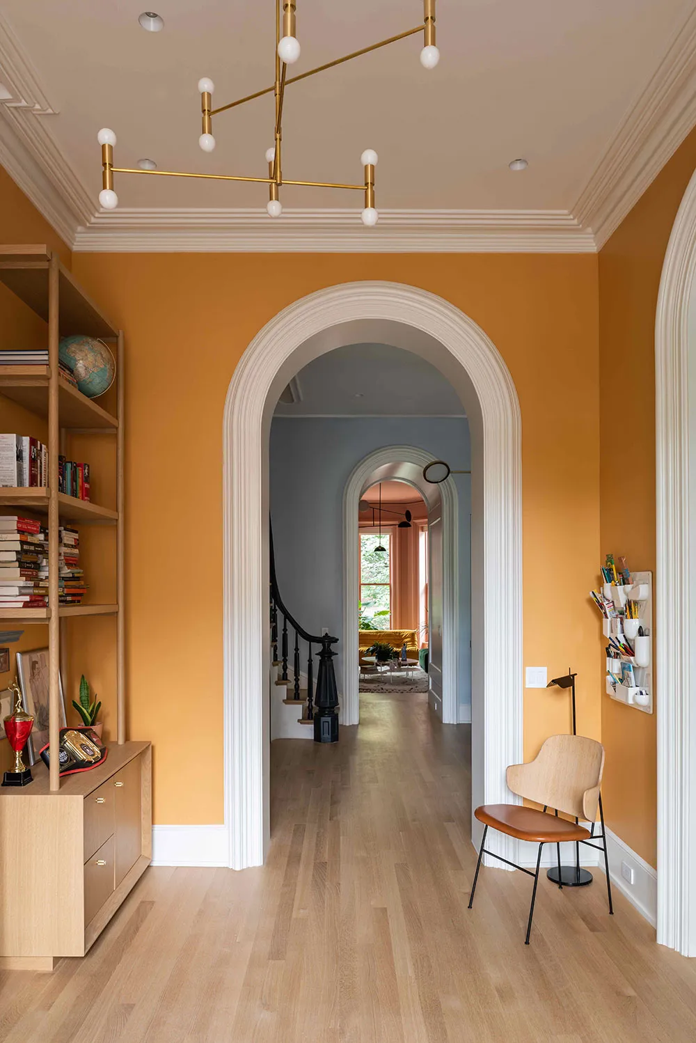 ब्रुकलिन में एक पुनर्संवर्धित ब्राउनस्टोन के अंदरूनी हिस्से में जीवंत रंग एवं पैटर्न
(Vibrant colors and patterns in the interior of a restored brownstone in Brooklyn) - Gallery image 8