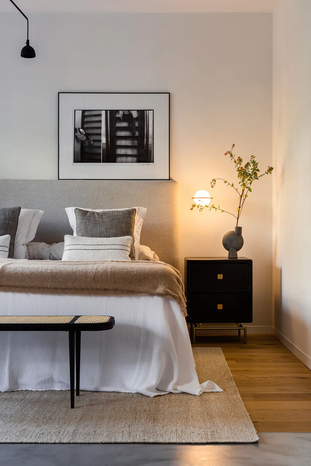 Columnas de concreto y diseño moderno acogedor: apartamento en Madrid - Gallery image 6