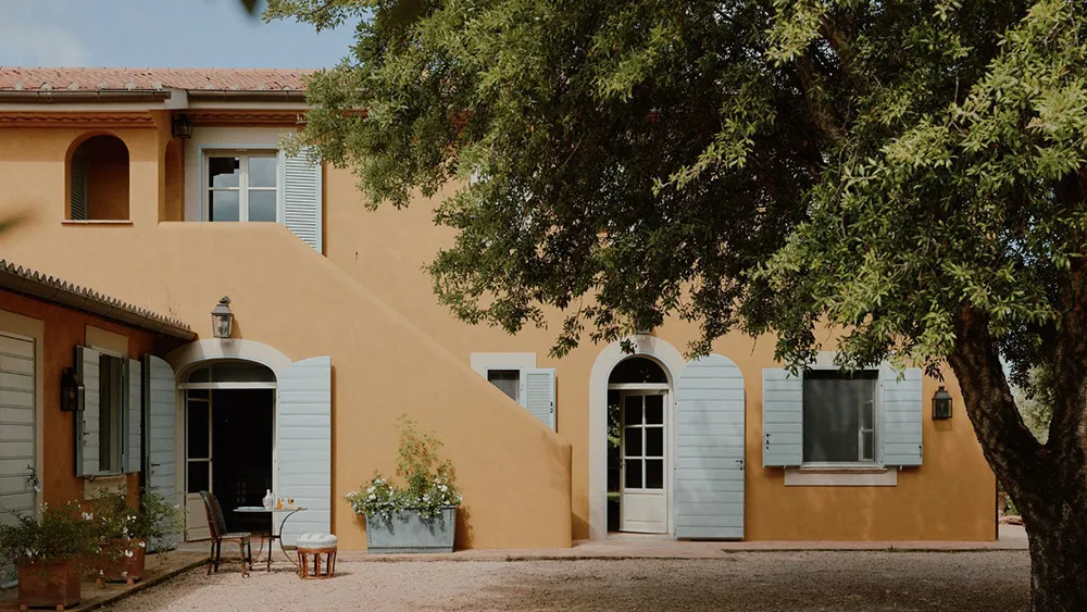 Hermosas tonalidades suaves en el interior de una villa histórica en Toscana - Gallery image 15