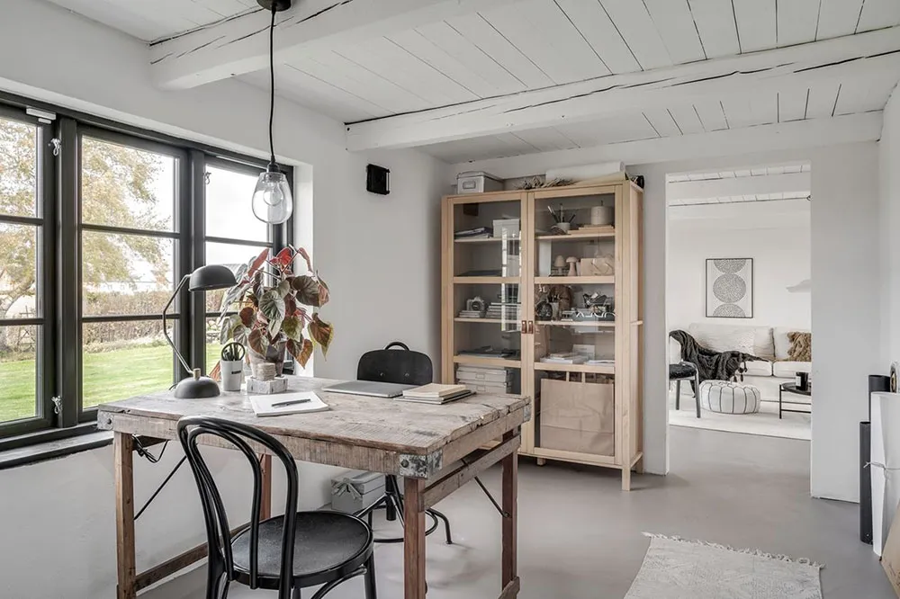 Stylischer moderner Scheunenstil mit schwarz-weißen Interiören - Gallery image 17