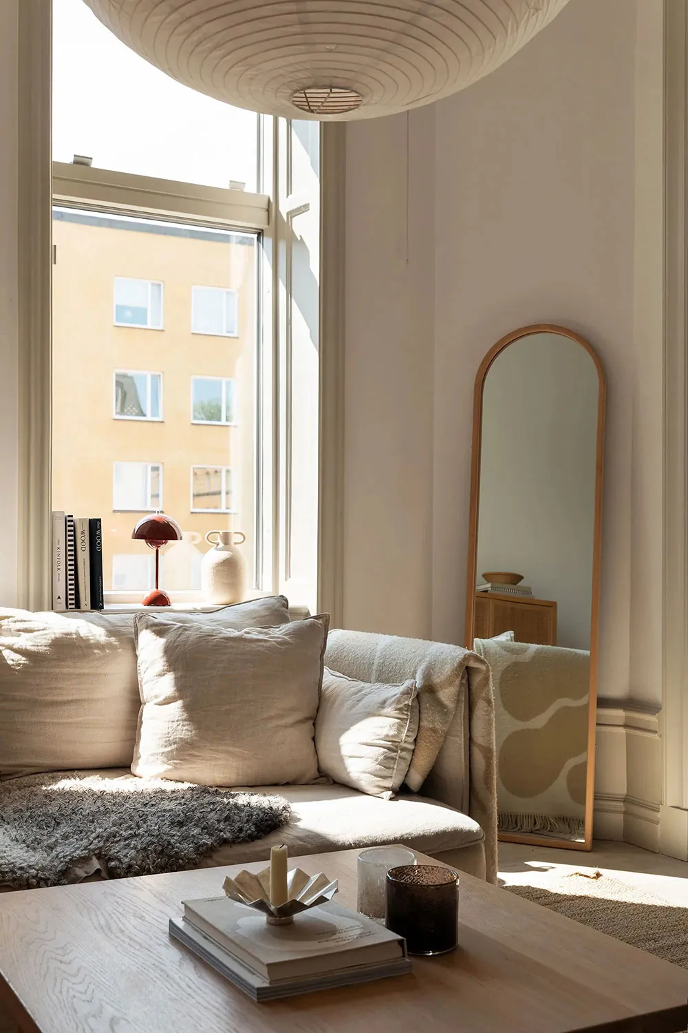 Décor chaleureux et planification ouverte : petite appartement dans un vieil immeuble (52 m²) - Gallery image 3