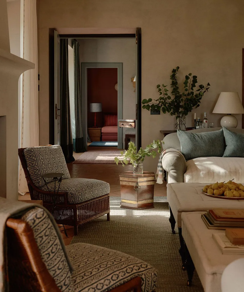 Hermosas tonalidades suaves en el interior de una villa histórica en Toscana - Gallery image 9