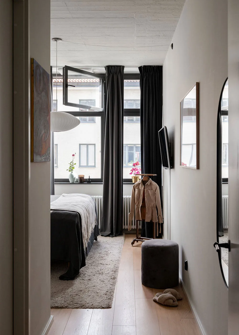 М’який монохромний інтер’єр скандинавського лофта (100 кв. м) - Gallery image 19