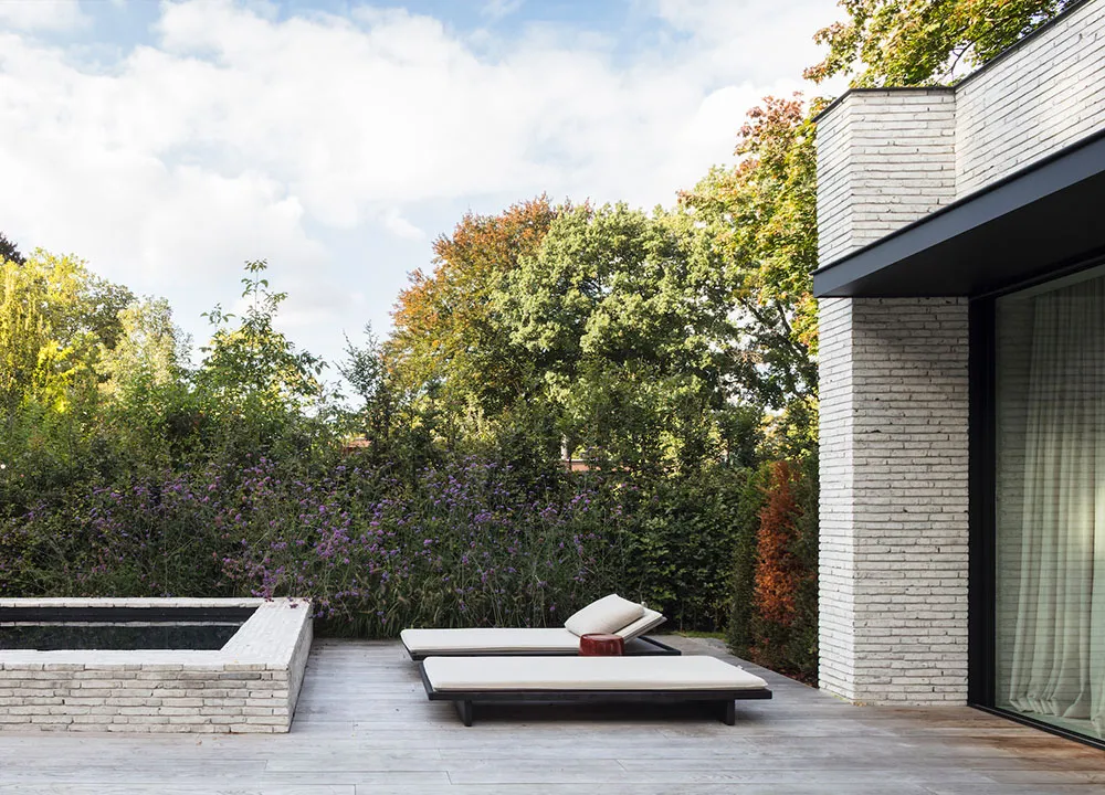 Minimalistisches Interior eines Hauses in Belgien mit stylischen schwarzen Akzenten - Gallery image 19