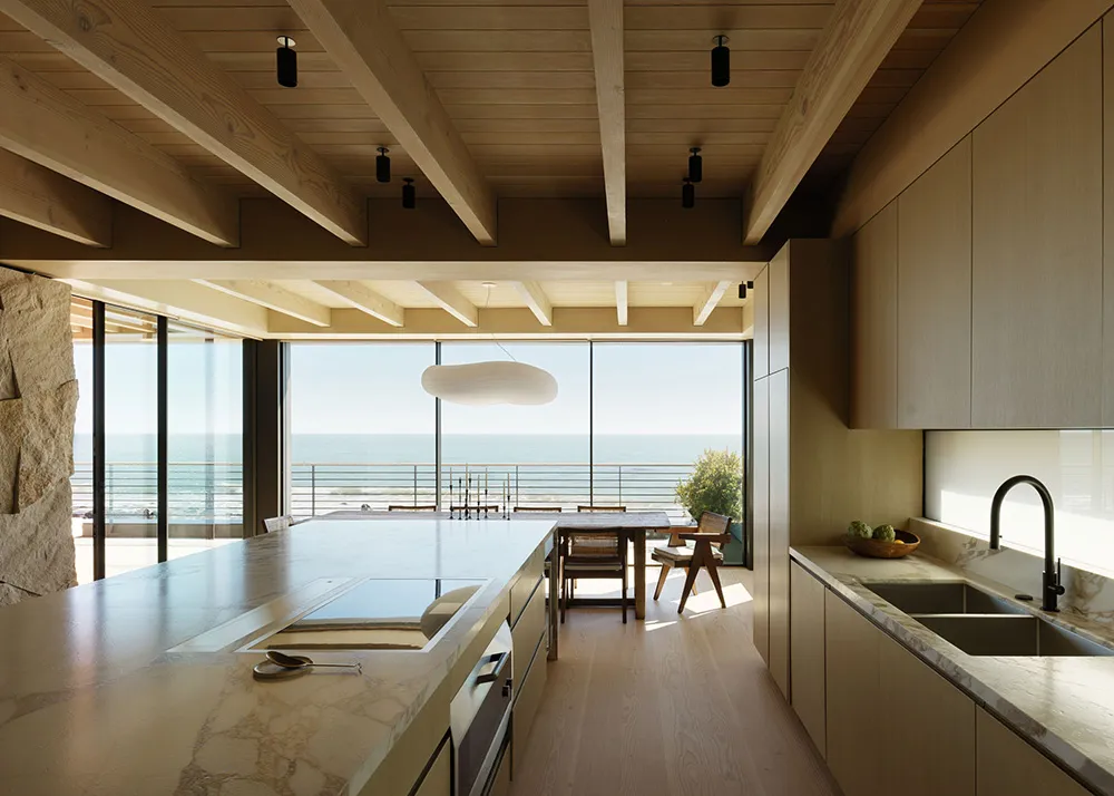 Warm modernes Interior am Ozeanufer in Kalifornien - Gallery image 9