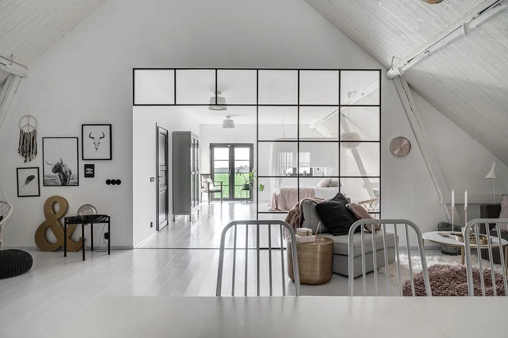 Stylischer moderner Scheunenstil mit schwarz-weißen Interiören - Gallery image 21