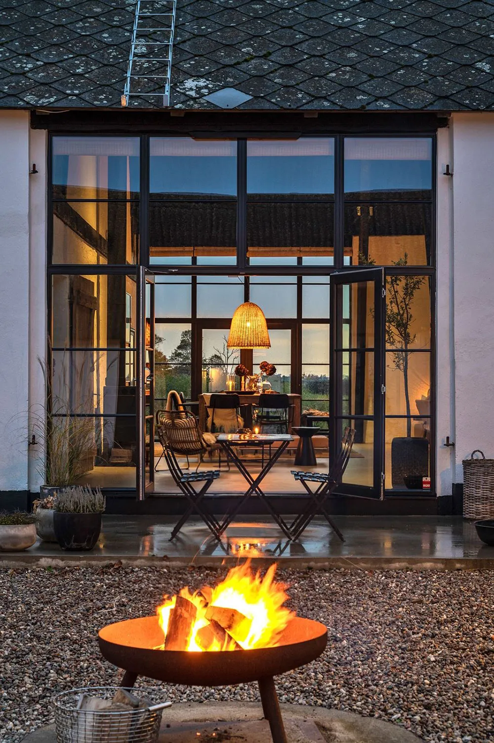 Stylischer moderner Scheunenstil mit schwarz-weißen Interiören - Gallery image 27