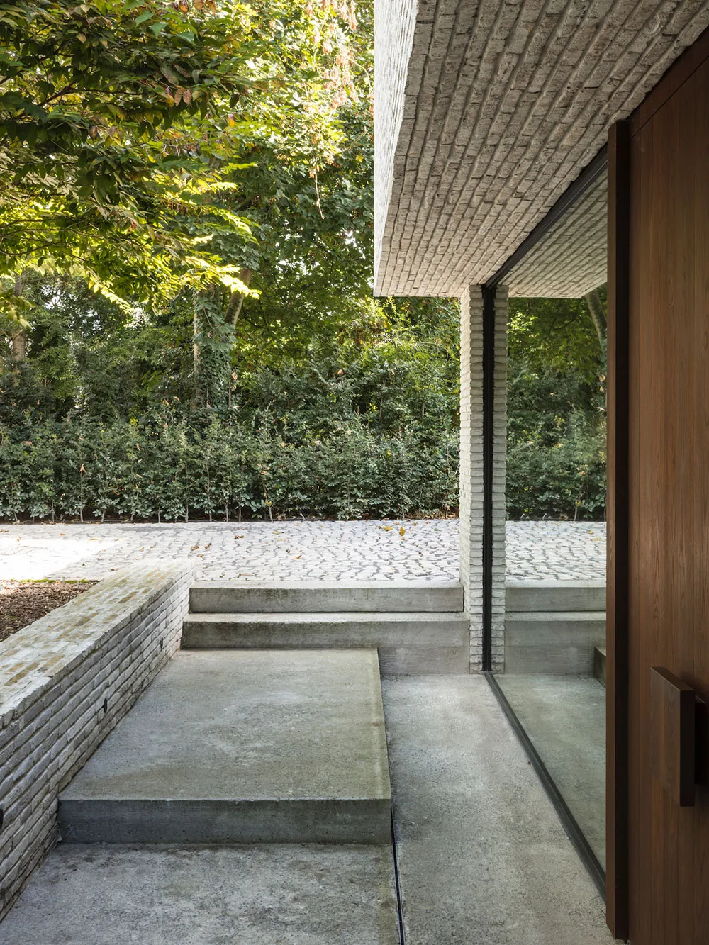 Minimalistisches Interior eines Hauses in Belgien mit stylischen schwarzen Akzenten - Gallery image 17