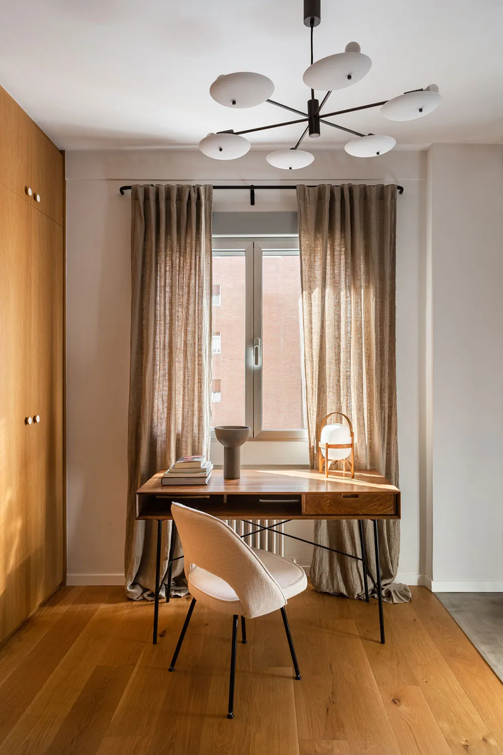 Columnas de concreto y diseño moderno acogedor: apartamento en Madrid - Gallery image 11