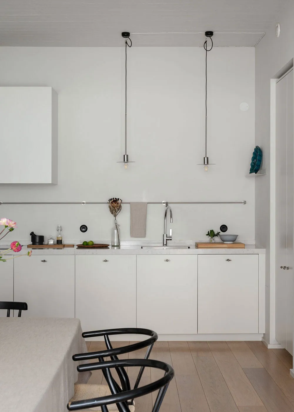 М’який монохромний інтер’єр скандинавського лофта (100 кв. м) - Gallery image 1