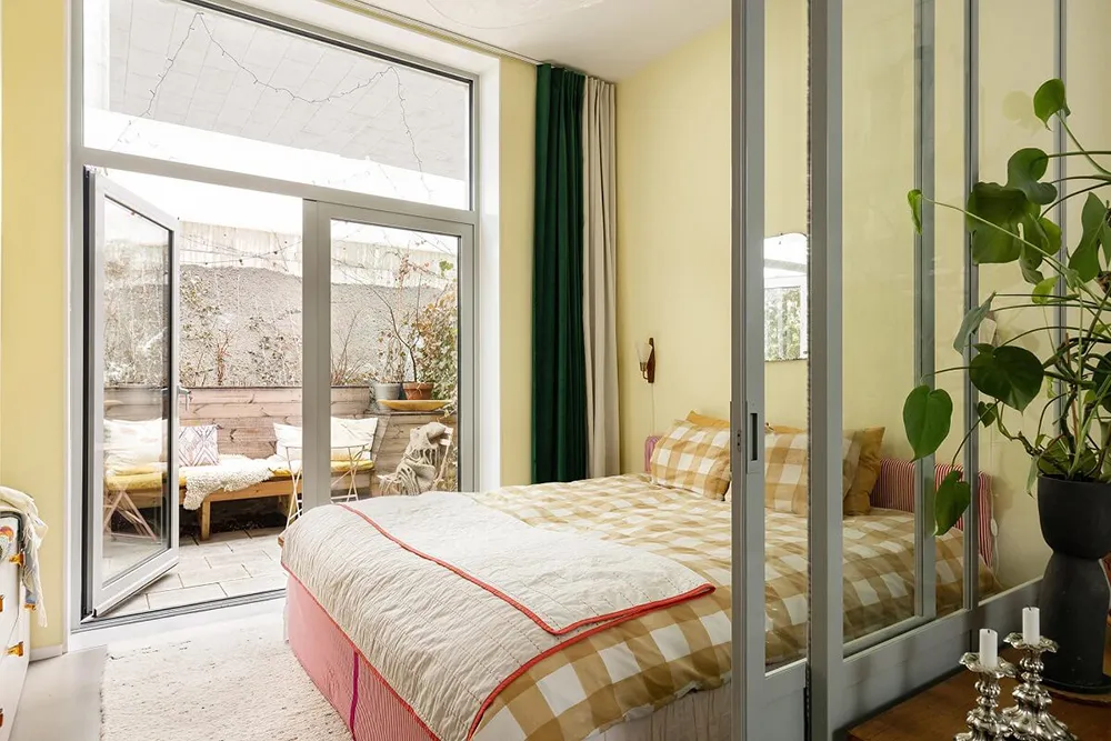 Unusual Apartment in a Semi-Basement in Stockholm - 3