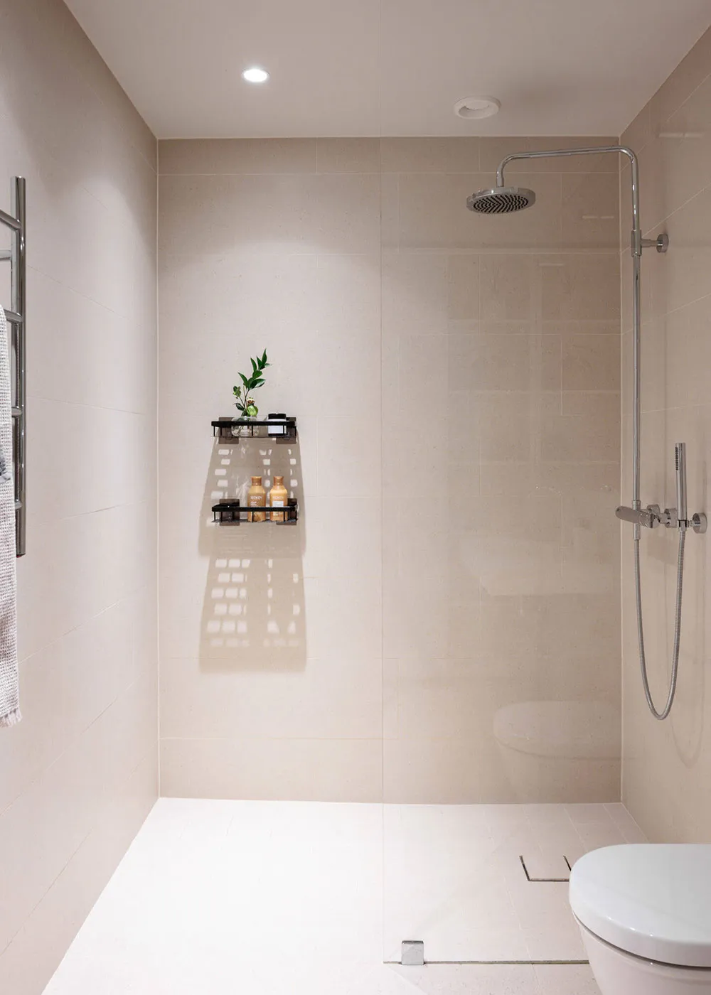 М’який монохромний інтер’єр скандинавського лофта (100 кв. м) - Gallery image 16