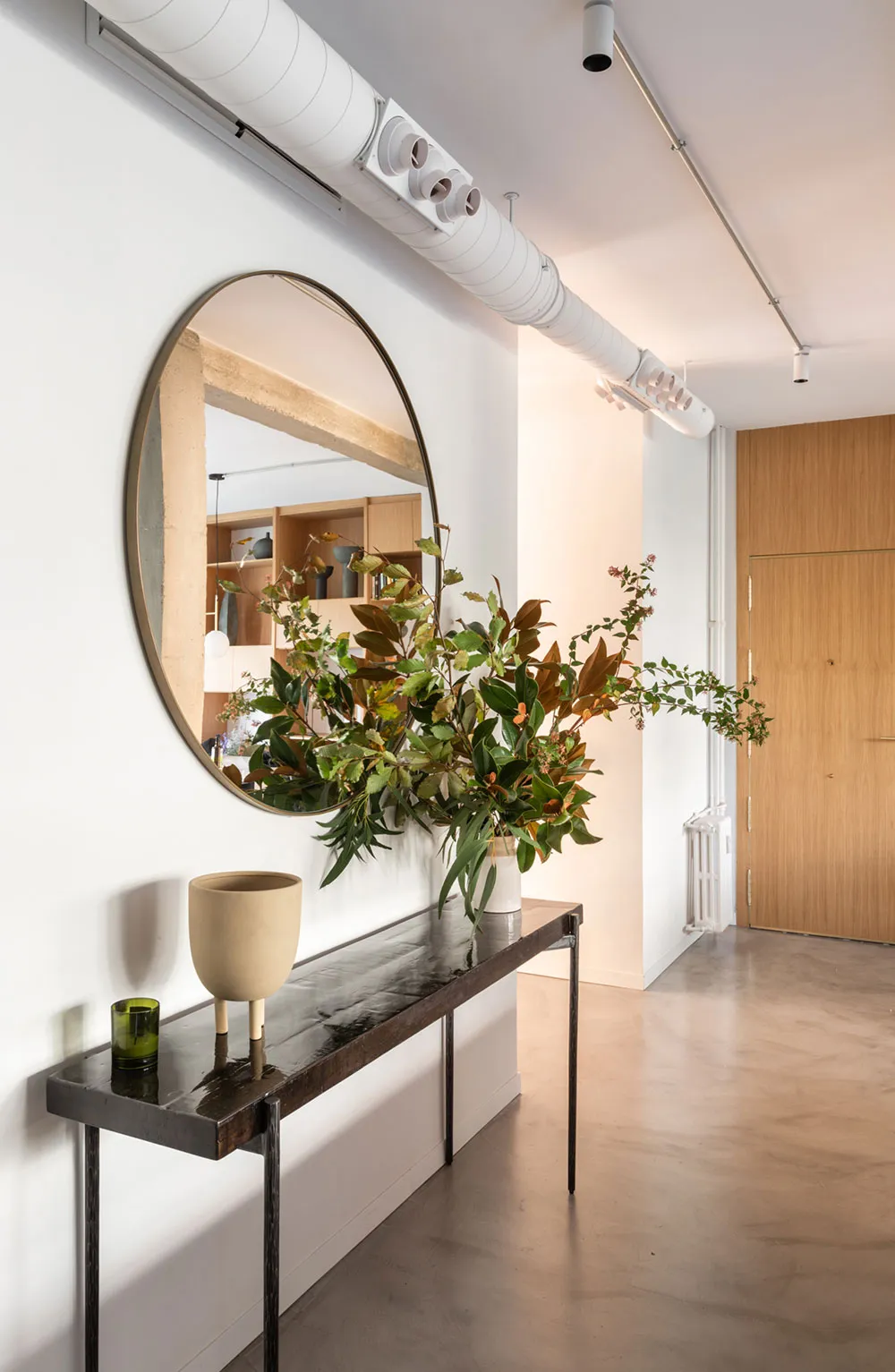 Columnas de concreto y diseño moderno acogedor: apartamento en Madrid - Gallery image 15