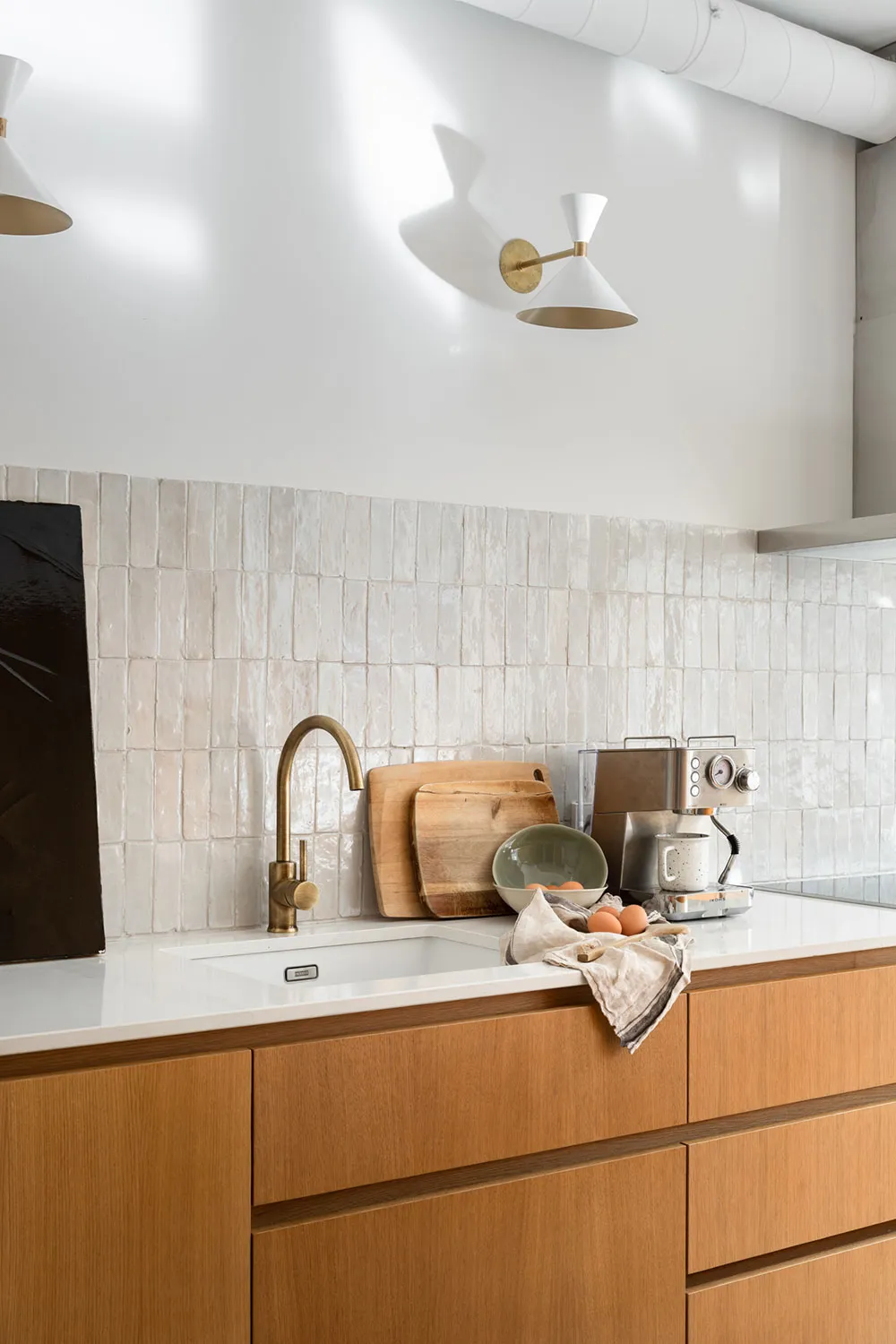 Columnas de concreto y diseño moderno acogedor: apartamento en Madrid - Gallery image 9