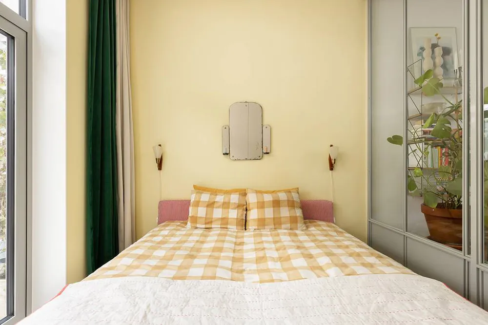 Unusual Apartment in a Semi-Basement in Stockholm - 10