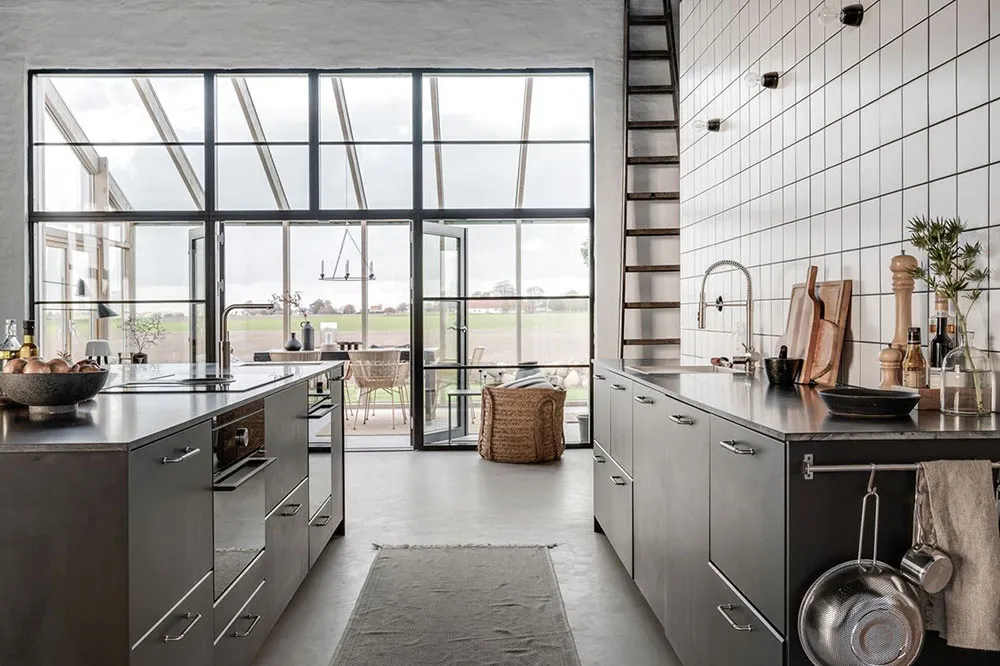 Stylischer moderner Scheunenstil mit schwarz-weißen Interiören - Gallery image 3