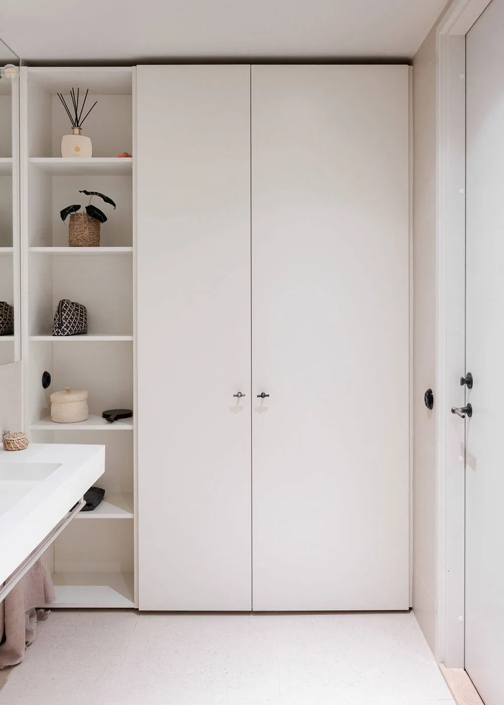 М’який монохромний інтер’єр скандинавського лофта (100 кв. м) - Gallery image 17